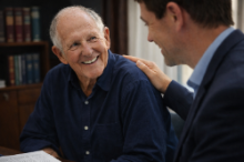 Discussão amigável no escritório de advocacia.png